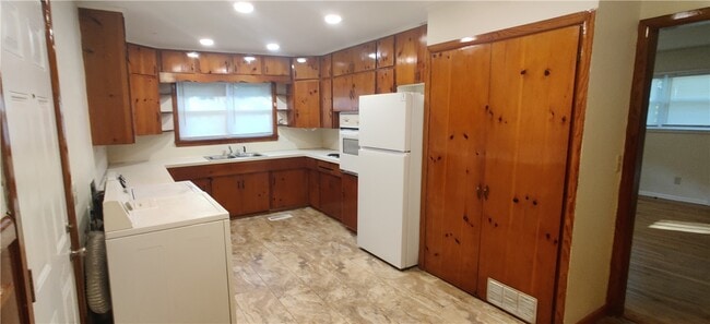 Building Photo - 1350 N Kings Dr