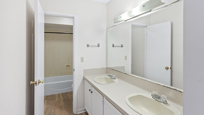 Building Photo - Charming 2-Bedroom Townhome in Desirable P...