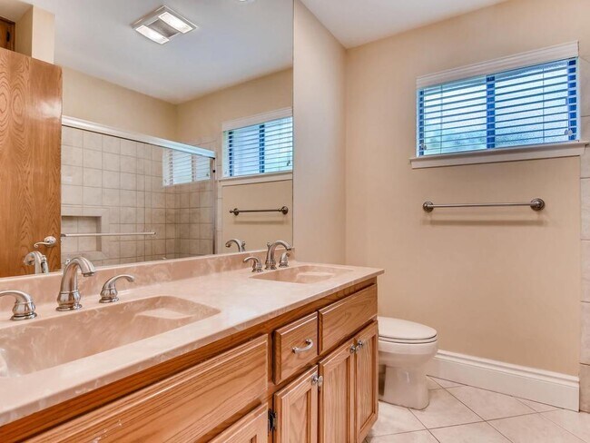Building Photo - 1713 Bay Hill Dr