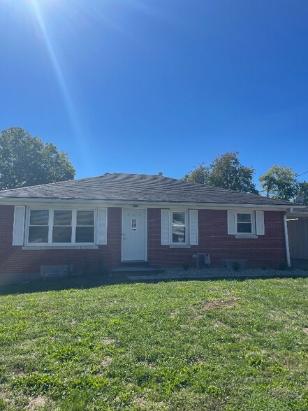 Primary Photo - 409 Bond St