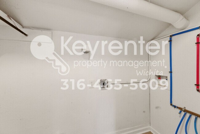 Building Photo - Cute 1 bedroom guesthouse in a great neighborhood, close to Wesley Hospital and local restaurants!