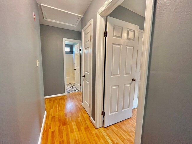 Building Photo - Spacious 3 bedroom, 2 bath property on ove...