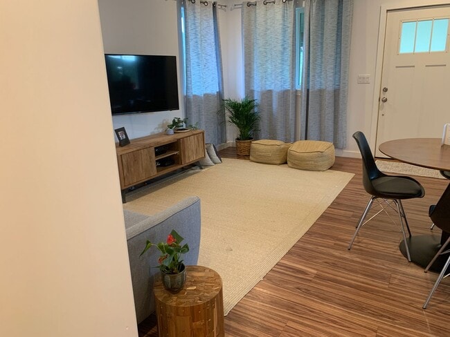 Building Photo - Renovated 3 bed, 2 bath Duplex Home in Waialua