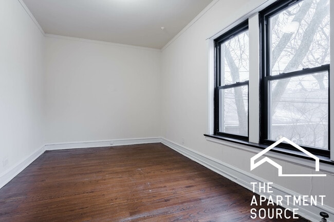 Building Photo - 2426 N Sawyer Ave