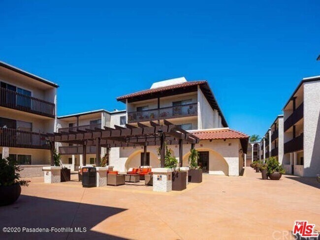 Building Photo - 5334 Lindley Ave