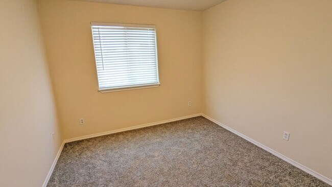 Building Photo - 3 bedroom 2.5 bath home