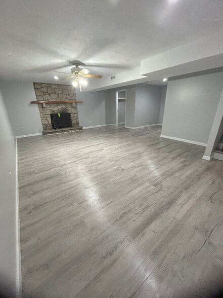 Building Photo - 1801 Oakwood Dr