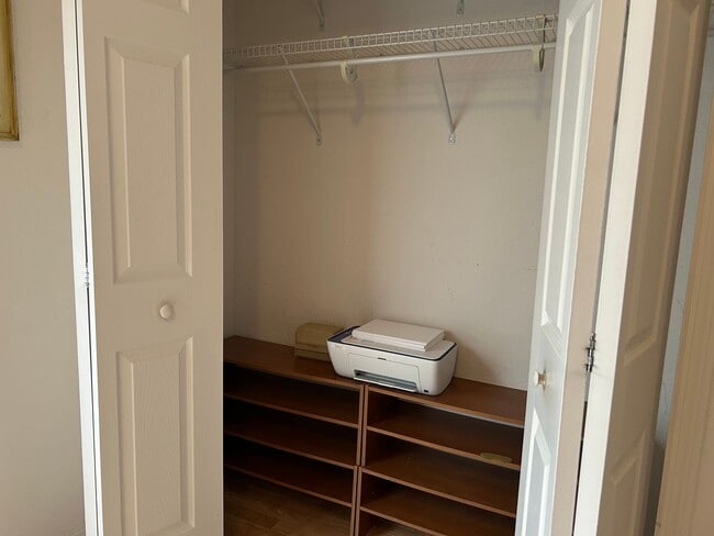 Building Photo - Charming 2 bedroom/ 2 bath condo
