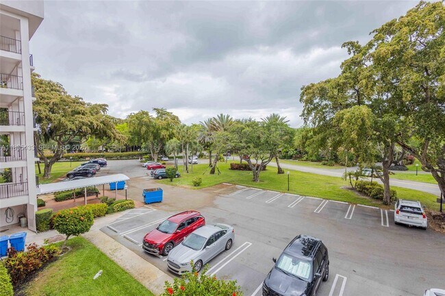 Building Photo - 2751 N Palm Aire Dr