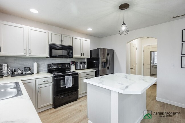 Building Photo - 3 Bed 2.5 Bath Home