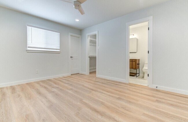 Building Photo - 1215 Hollow Creek Dr