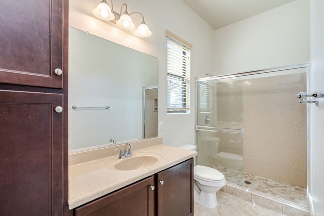 Building Photo - Rare find for this 4 bedroom/3 bath, exqui...