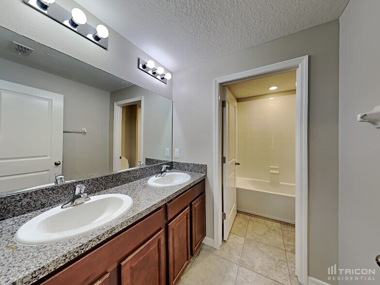 Building Photo - 9701 Sage Creek Dr