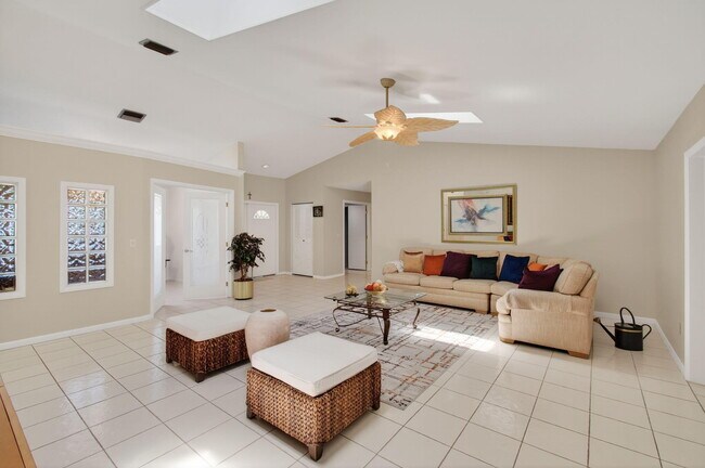 Building Photo - 2925 Riviera Dr