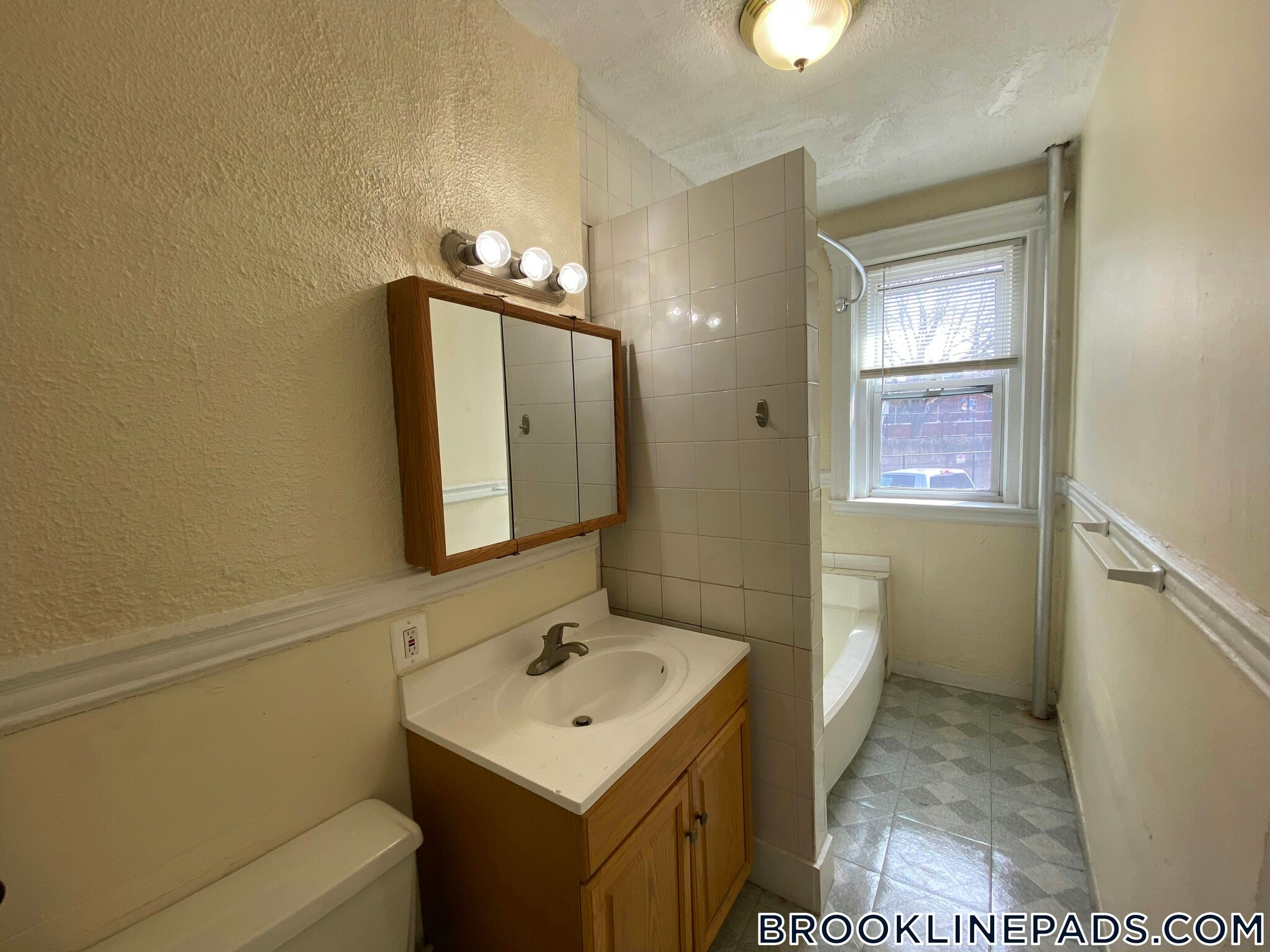 Building Photo - 360 Riverway