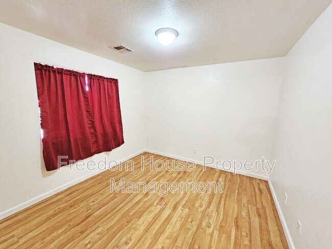 Building Photo - 1700 Sycamore Ave