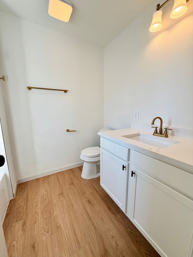 Building Photo - Quiet & Cute! Remodeled 1 Bed, 1 Bath Near...