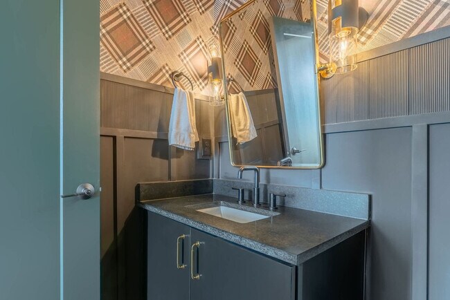 Building Photo - 87 Lucile St