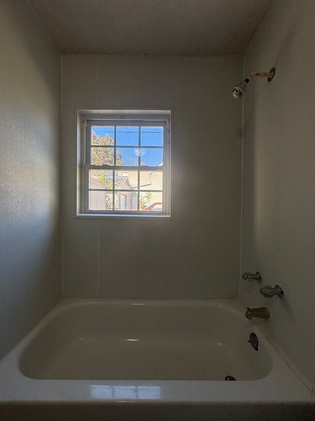 Building Photo - Cute 2 bedroom 1 bath Available Now!