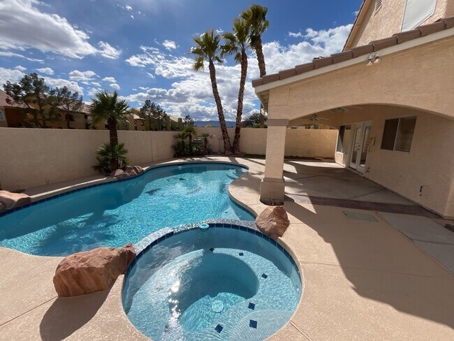 Building Photo - GET READY FOR SUMMER IN THIS BEAUTIFUL 5 BEDROM 3 BATHROOM HOME WITH A STATE OF THE ART APPLIANCE...