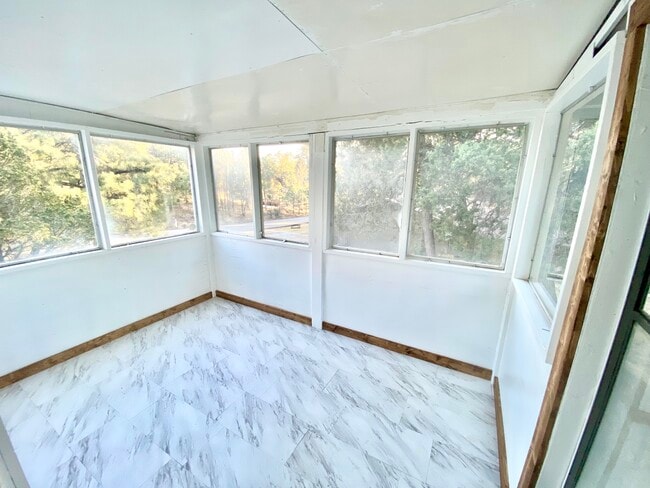 Building Photo - 405 Mary Dr