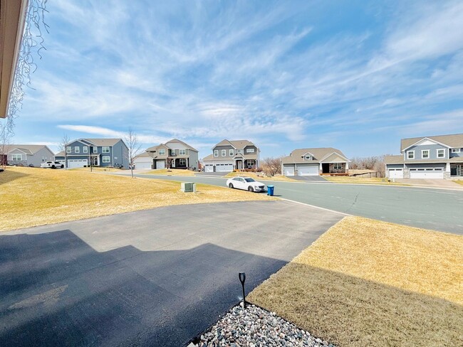 Building Photo - Solar Home!  Beautiful 4bed/3bath Single Family Home in Shakopee