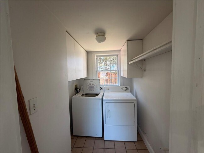 Building Photo - 112 King Phillip St