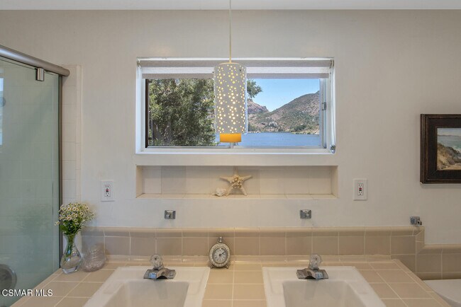 Building Photo - 498 Lake Sherwood Dr