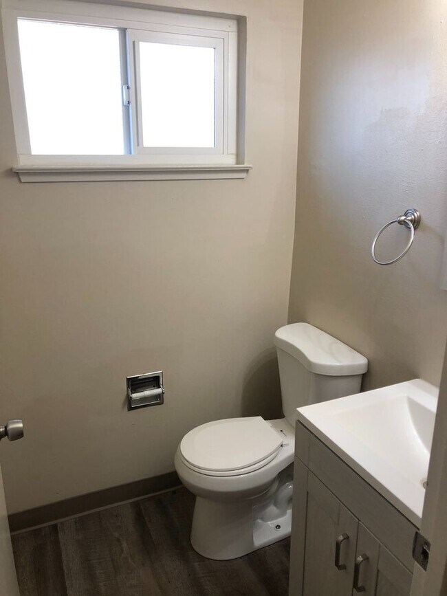 Building Photo - BEAUTIFUL DUPLEX IN SACRAMENTO!!