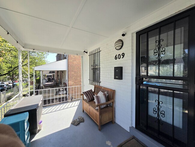 Building Photo - 609 Farragut Pl NE