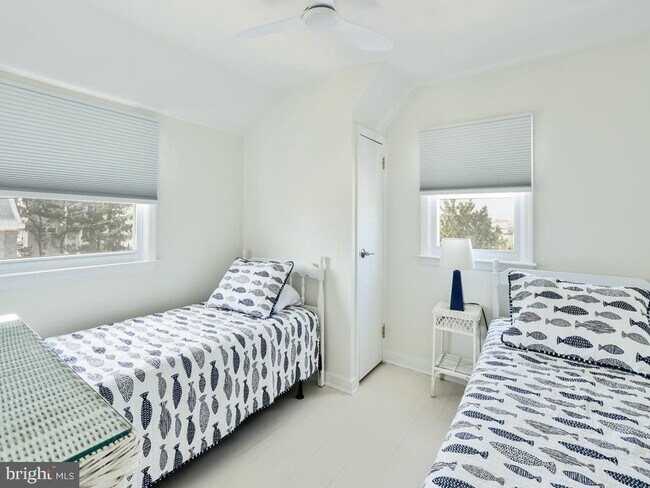 Building Photo - 121 E Sand Dune Ln