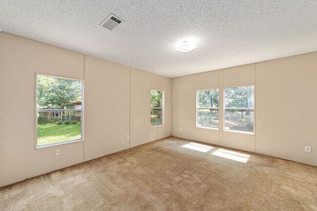 Building Photo - Spacious 3BR/2BA Home  Available Now!