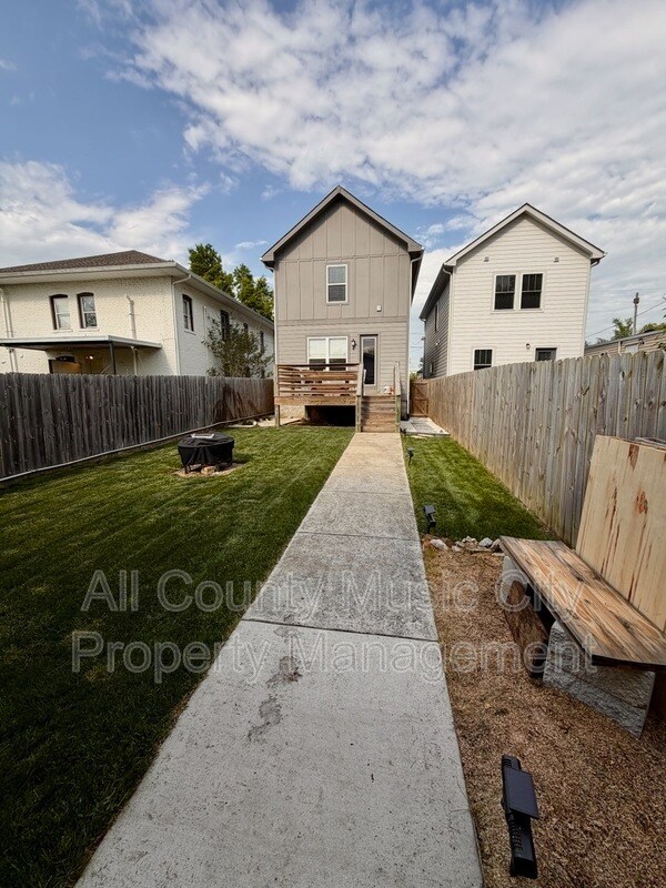 Building Photo - 1507B 14th Ave N