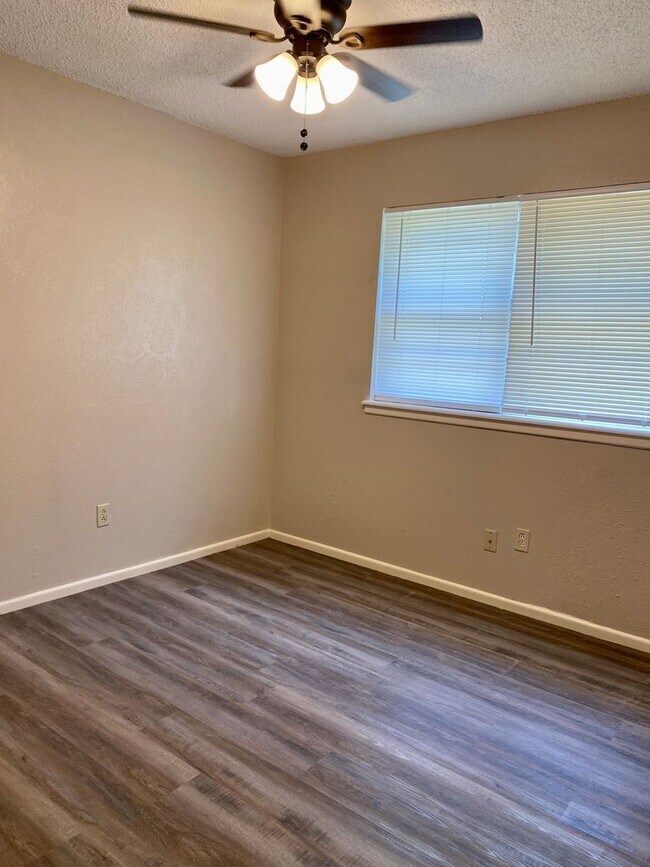 Building Photo - Updated in Central Lubbock