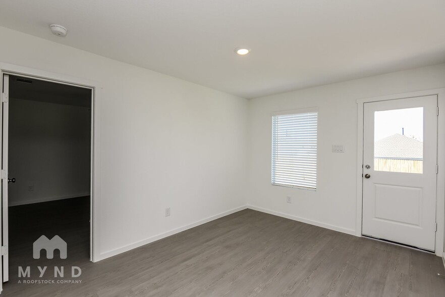 Building Photo - 2745 Ctr Crk Ln