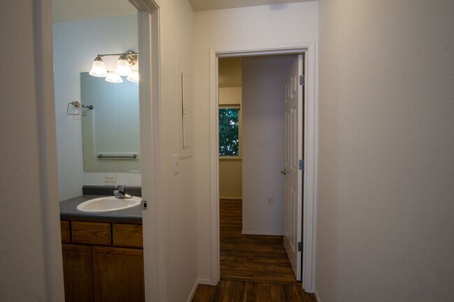 Building Photo - Top Floor 1Bdr w/Modern Appliances + Washe...