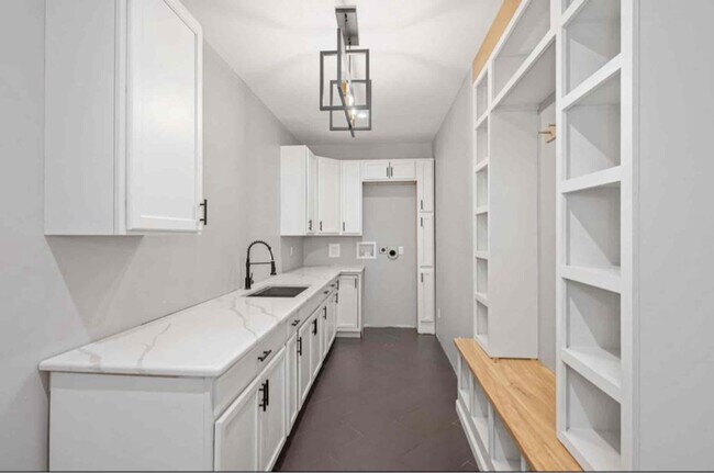 Building Photo - 8174 Colyn Ct