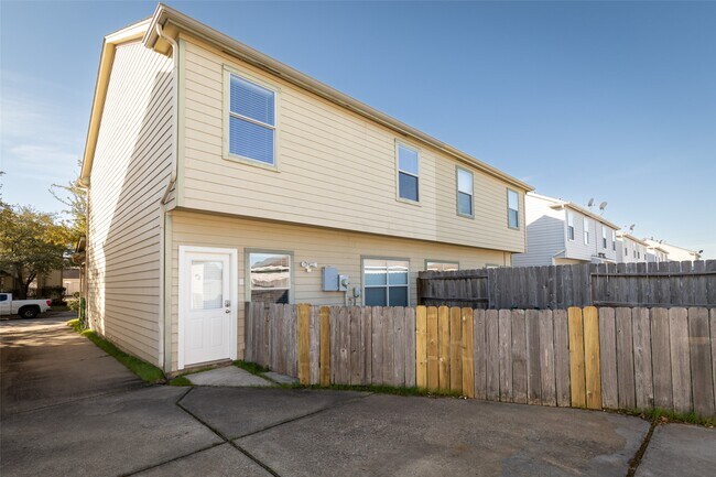 Building Photo - 16818 Pine Castle Dr
