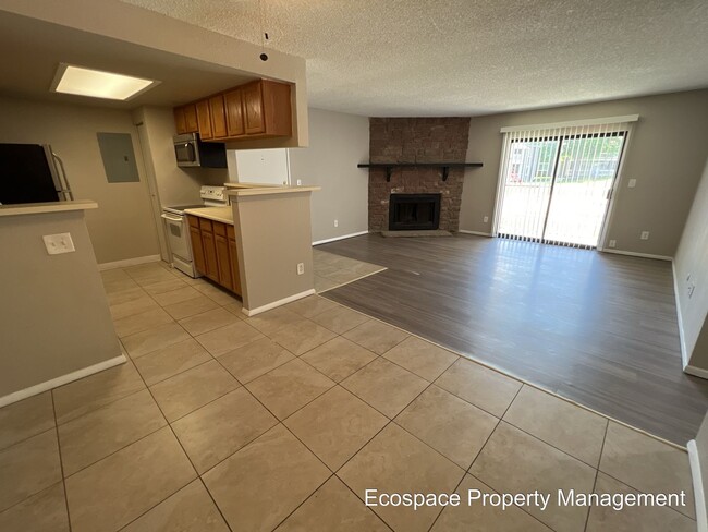 Building Photo - 3 Bedroom 2 Bathroom in Robinwood Condomin...