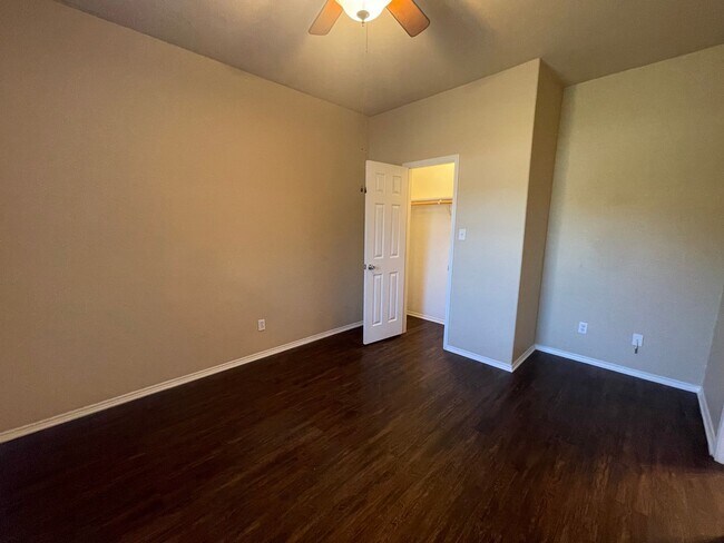 Building Photo - 105-107 Sunburst Court