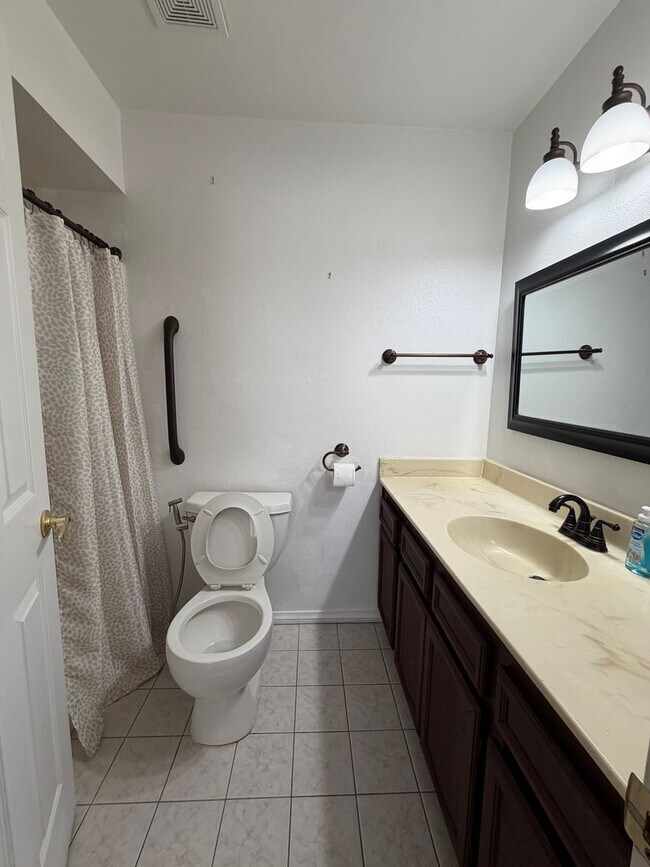 Building Photo - Wow Check out this 3 BD 2 BA SW Charmer near White Ln & Akers Road