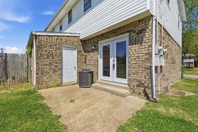 Building Photo - Prime Bellevue Location! 3-Bed Townhouse with 1.5 Baths