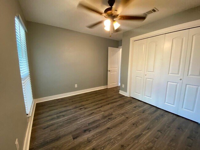 Building Photo - 3411 Lynridge Dr