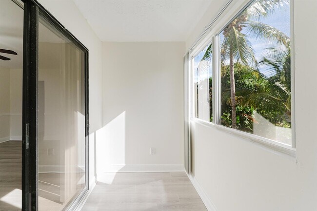 Building Photo - 302 NE 36th St