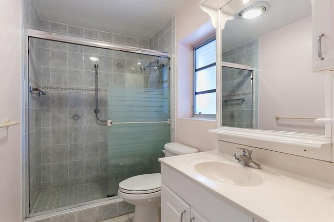 Building Photo - 2108 NE 44th St