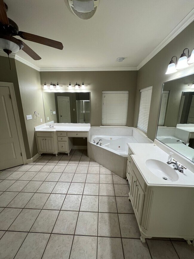 Building Photo - 10513 Plum Creek Dr