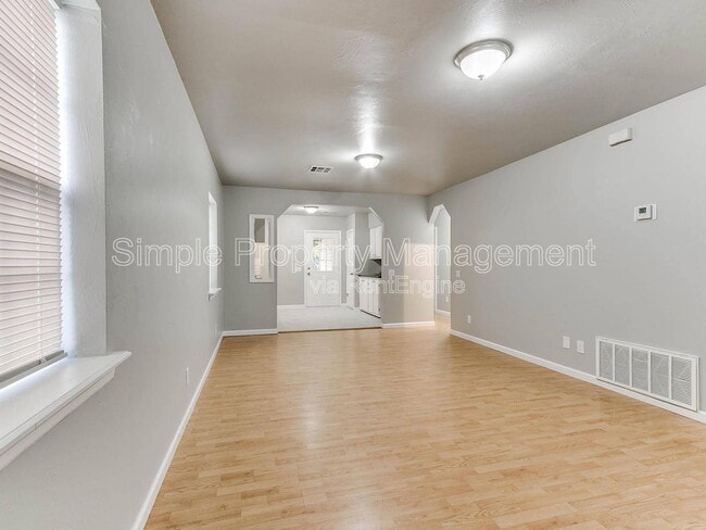 Building Photo - 137 S Draper Ave