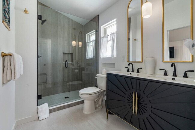 Building Photo - 28 W Castillo Dr