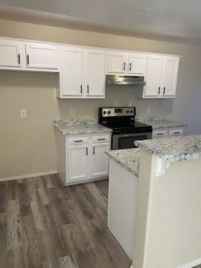 Building Photo - 3 BEDROOM 2 BATH 2 STORY HOME 4 PLEX END  UNIT A FREE RENT OAC