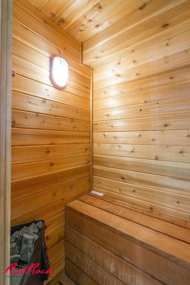 Building Photo - Spacious 6 Bedroom Home with a Balcony!